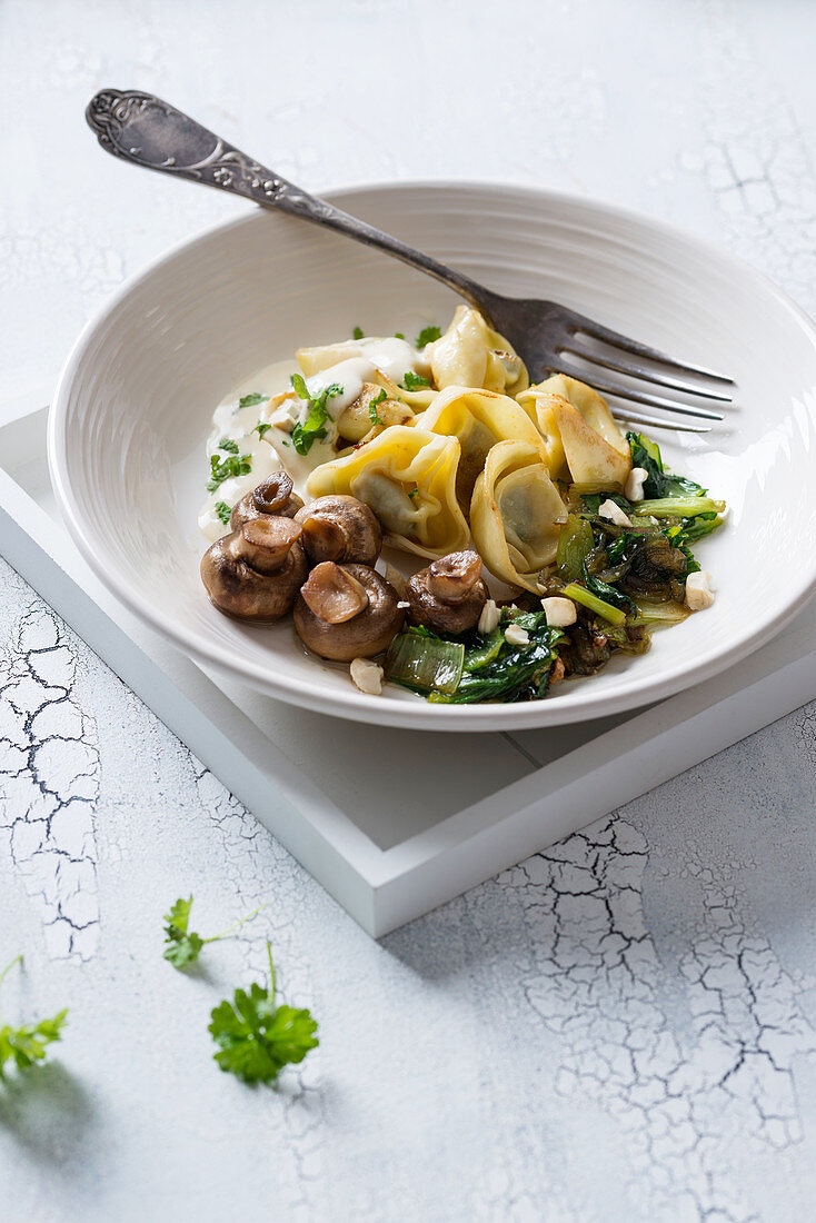 Tortellini mit Pak Choi, Pilzen und Cashewsahne (vegan)