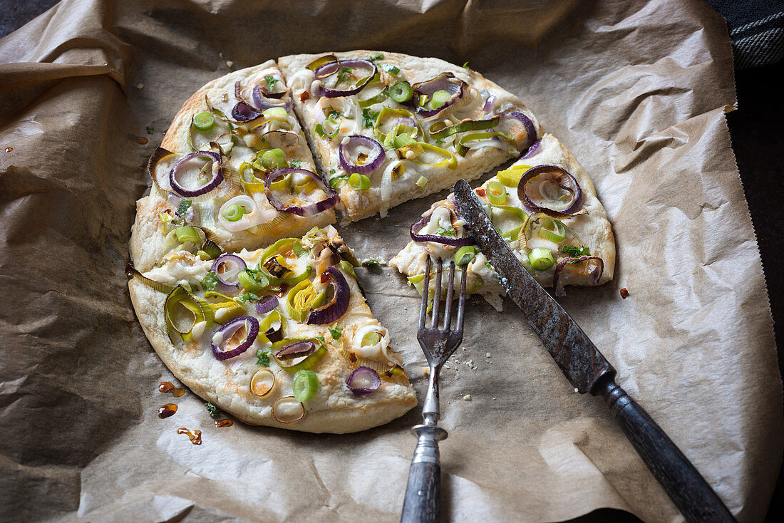 Veganer Lauch-Zwiebel-Kuchen mit Tofu-Creme und Chiliöl