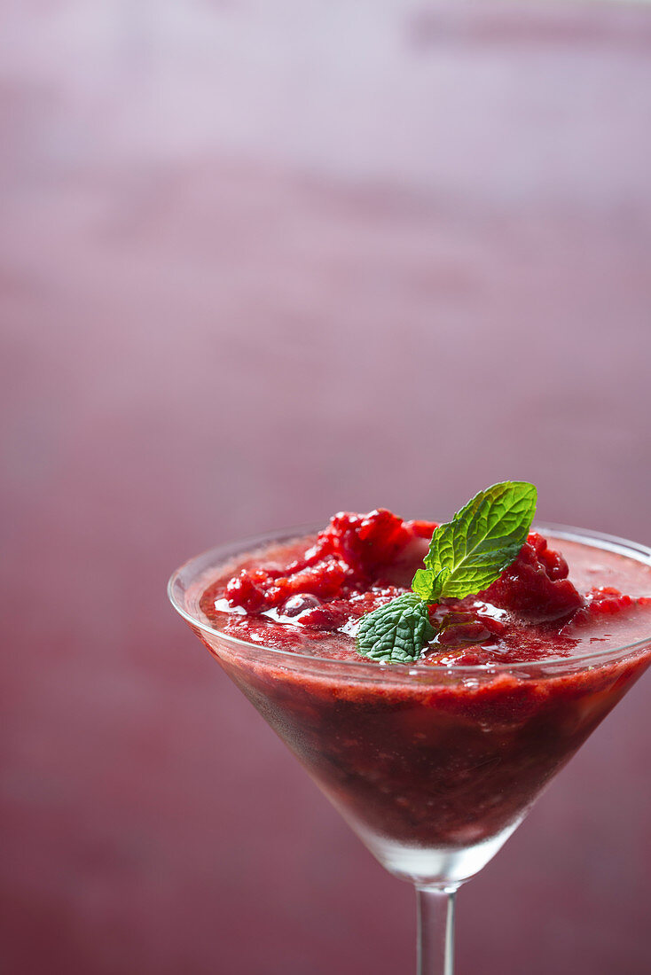 Strawberry sorbet with mint and Prosecco (vegan)