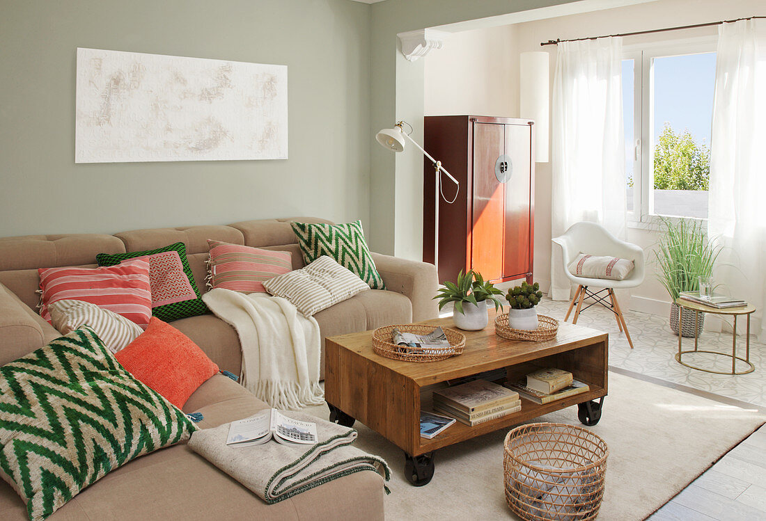 Bunte Kissen auf dem Sofa im Wohnzimmer in gedeckten Farben