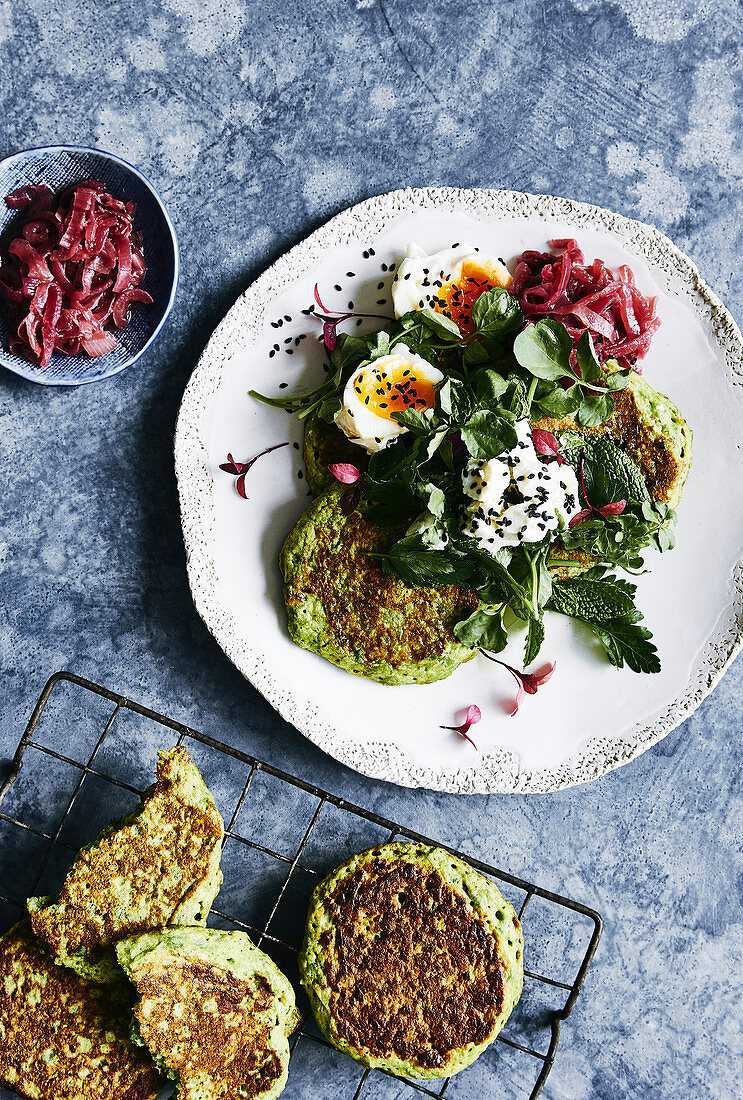 Glutenfreie grüne Erbsenpuffer mit Ei, Ziegenkäse und Zwiebeln