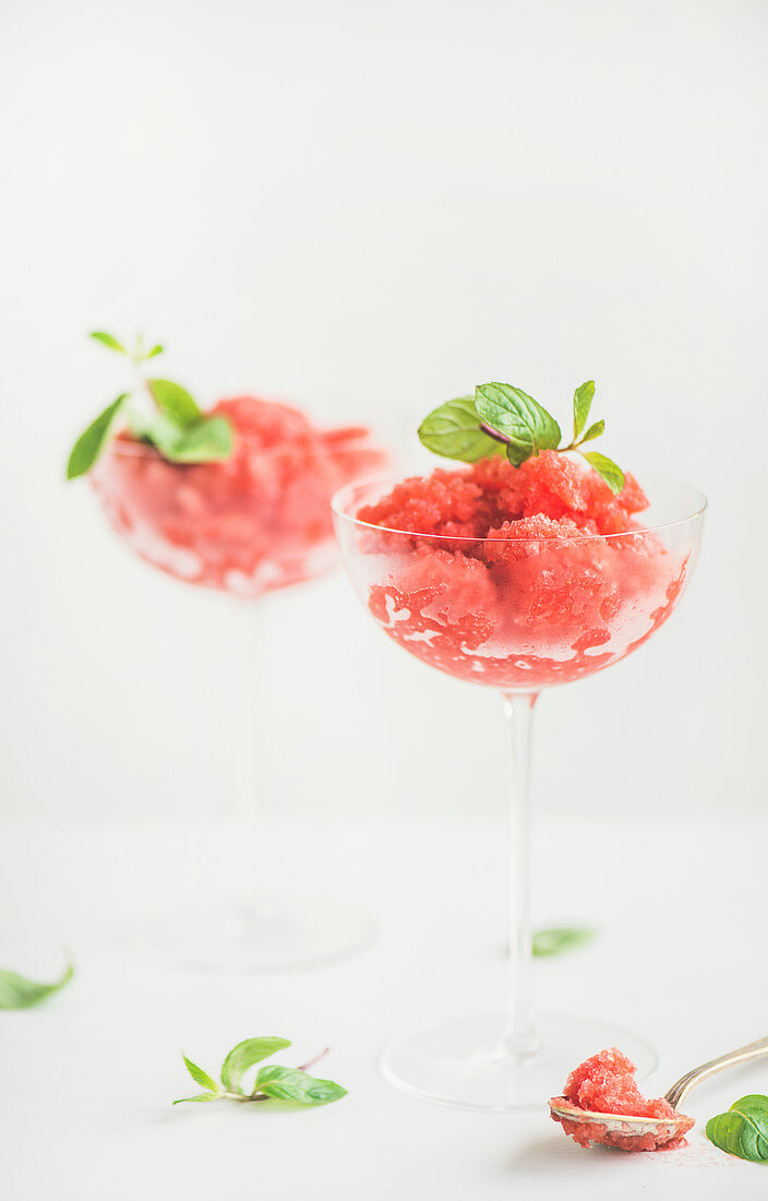 Sommerliches Erdbeer-Champagner-Granite in Stielgläsern
