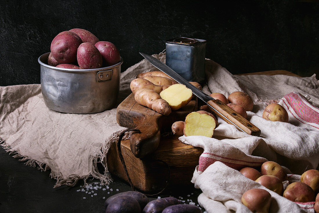 Rustikales Stillleben mit verschiedenen Kartoffelsorten