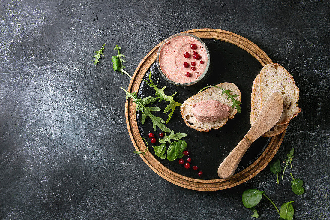 Hühnerlebercreme serviert mit Cranberries und Brot (Aufsicht)