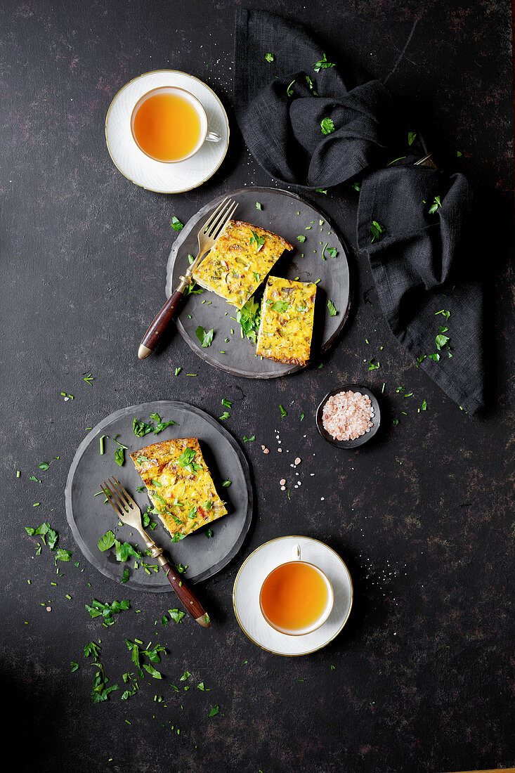 Frittata serviert mit Himalayasalz und Tee (Aufsicht)