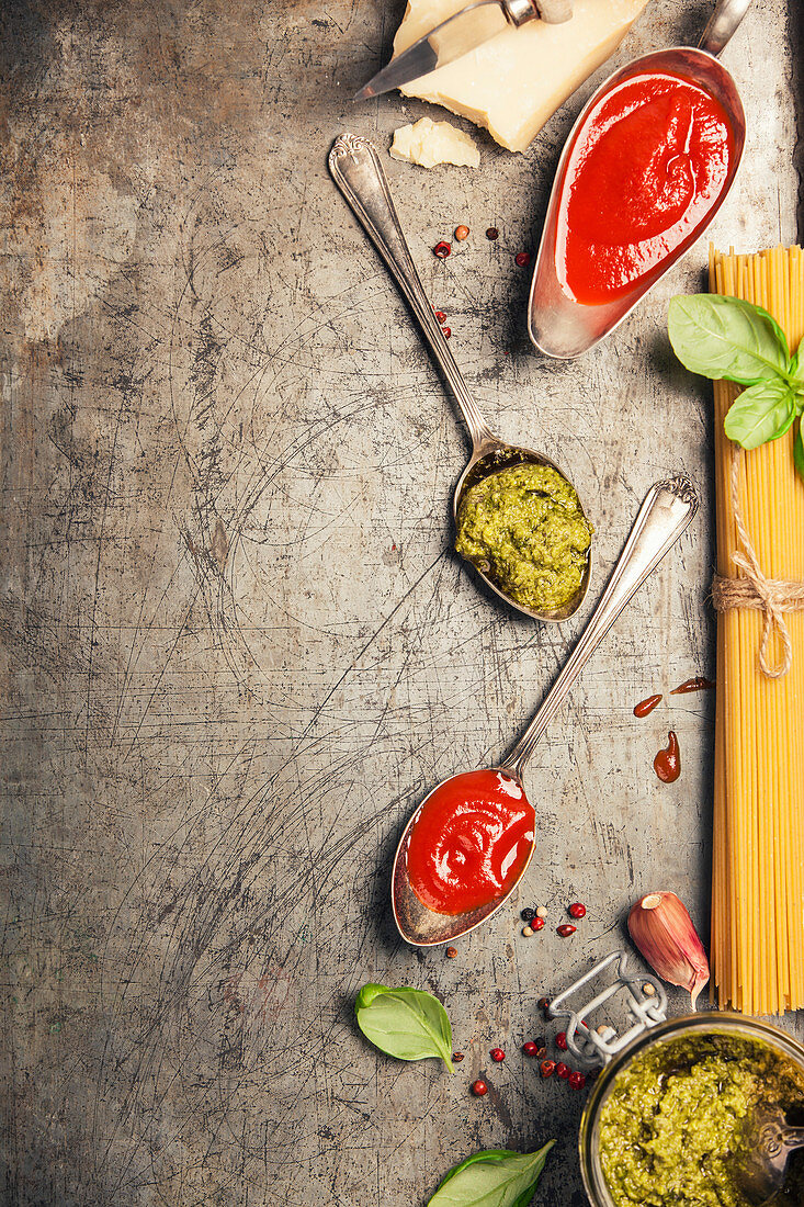 Tomatensauce und Pesto für Nudelgerichte (Aufsicht)
