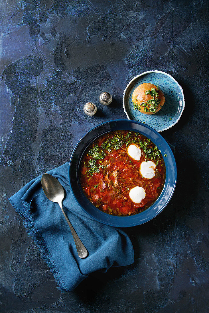 Borschtsch (Rote-Bete-Suppe, Ukraine) serviert mit Pampushka