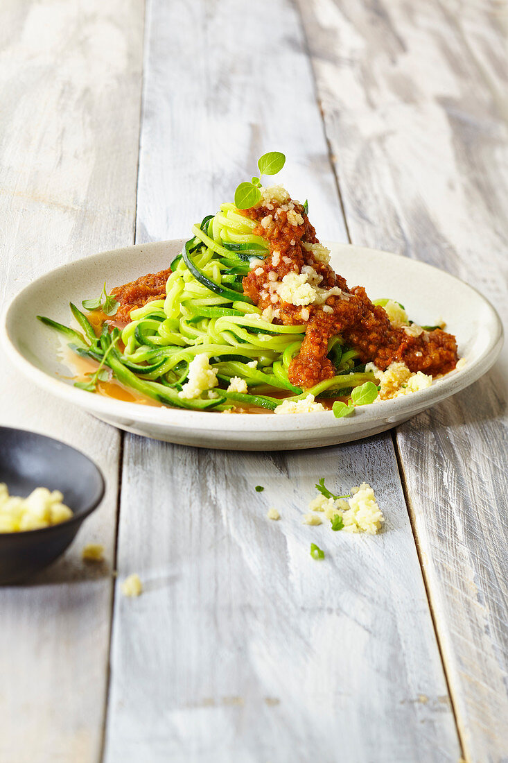 Zucchini-Spaghetti mit vegetarischer Bolognese