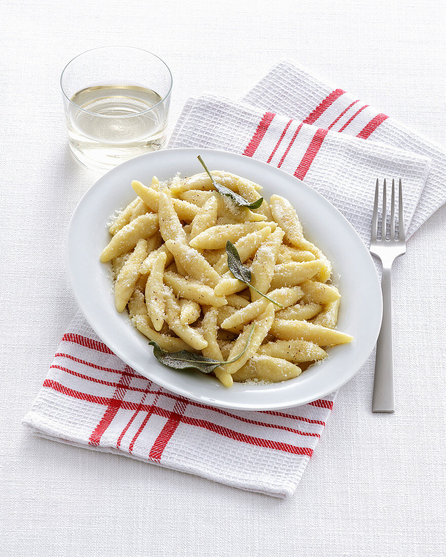 Hausgemachte Gnocchi mit Käse und Salbei