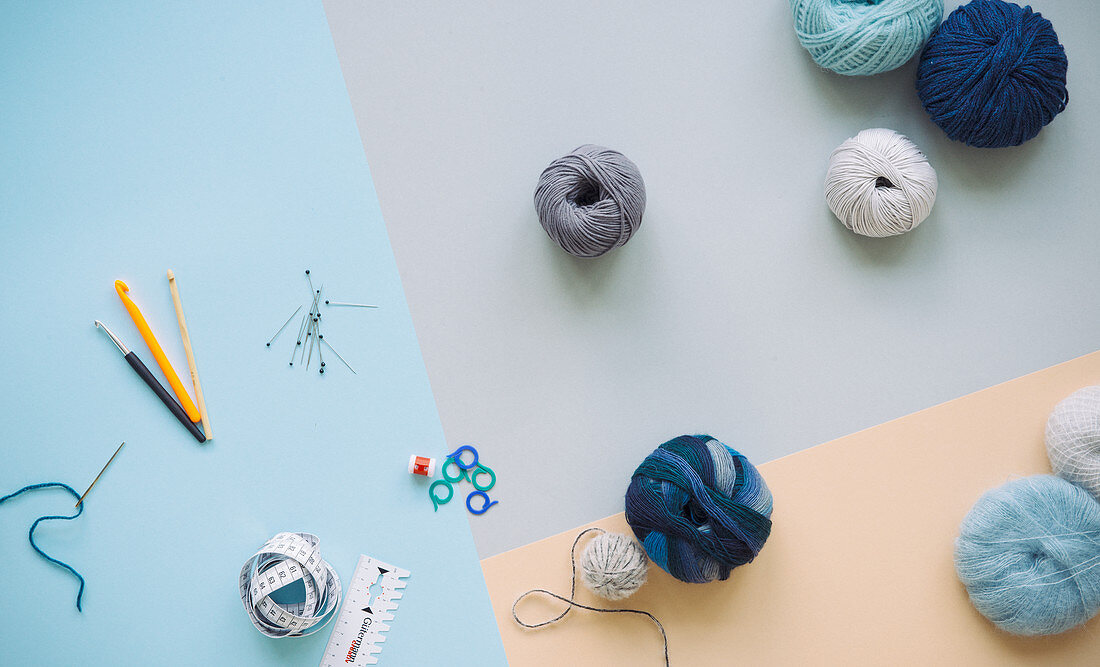 Balls of wool, crochet hooks and sewing utensils