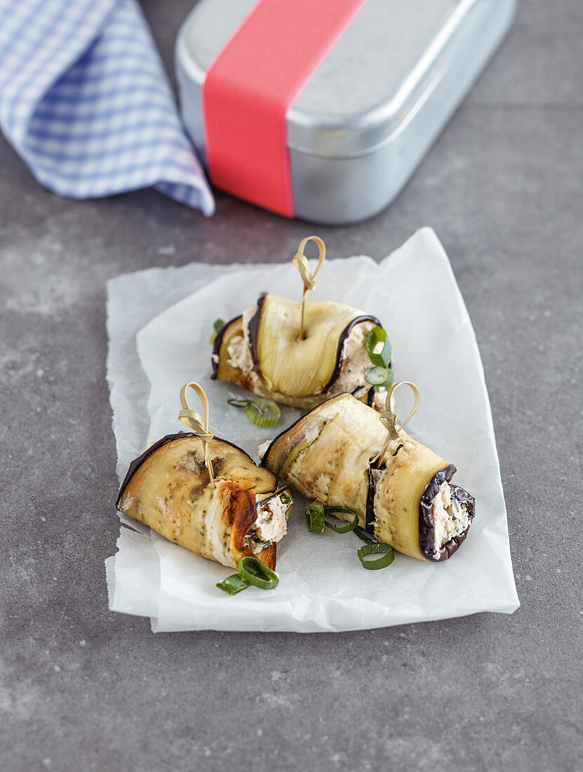 Aubergine rolls with ricotta (low carb)