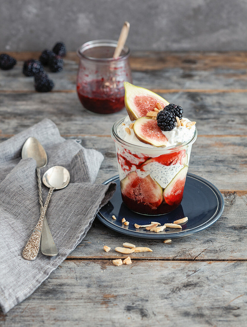 Chia-Mohn-Pudding mit Obst und Joghurt (Low Carb)