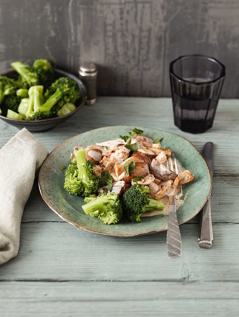Chicken with a creamy mushroom sauce and broccoli (low carb)
