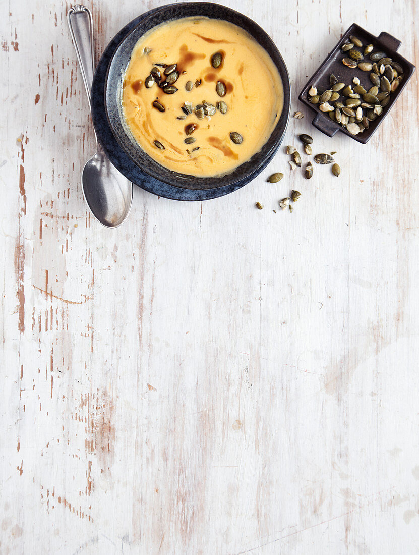 Butternusskürbissuppe mit gerösteten Kürbiskernen und Kernöl (Low Carb)