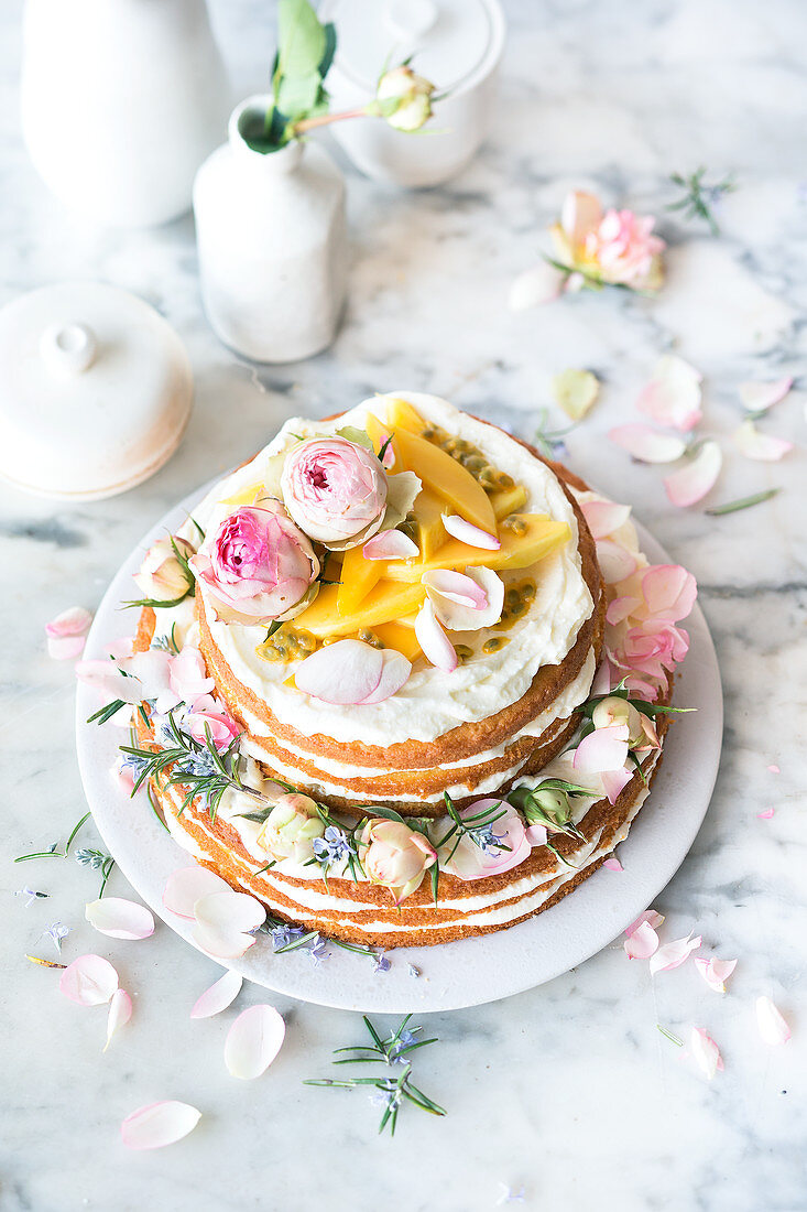 Lemon cake with lemon curd and mango