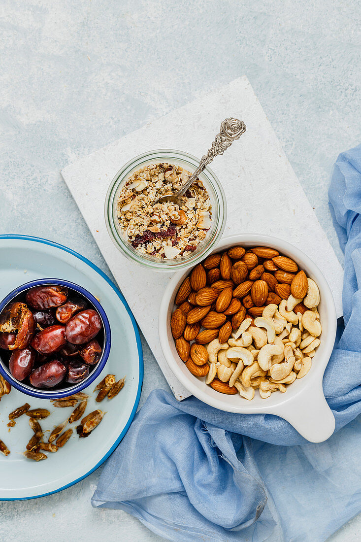 Ingredients of Oats, Dates, Cashewnuts and Almonds