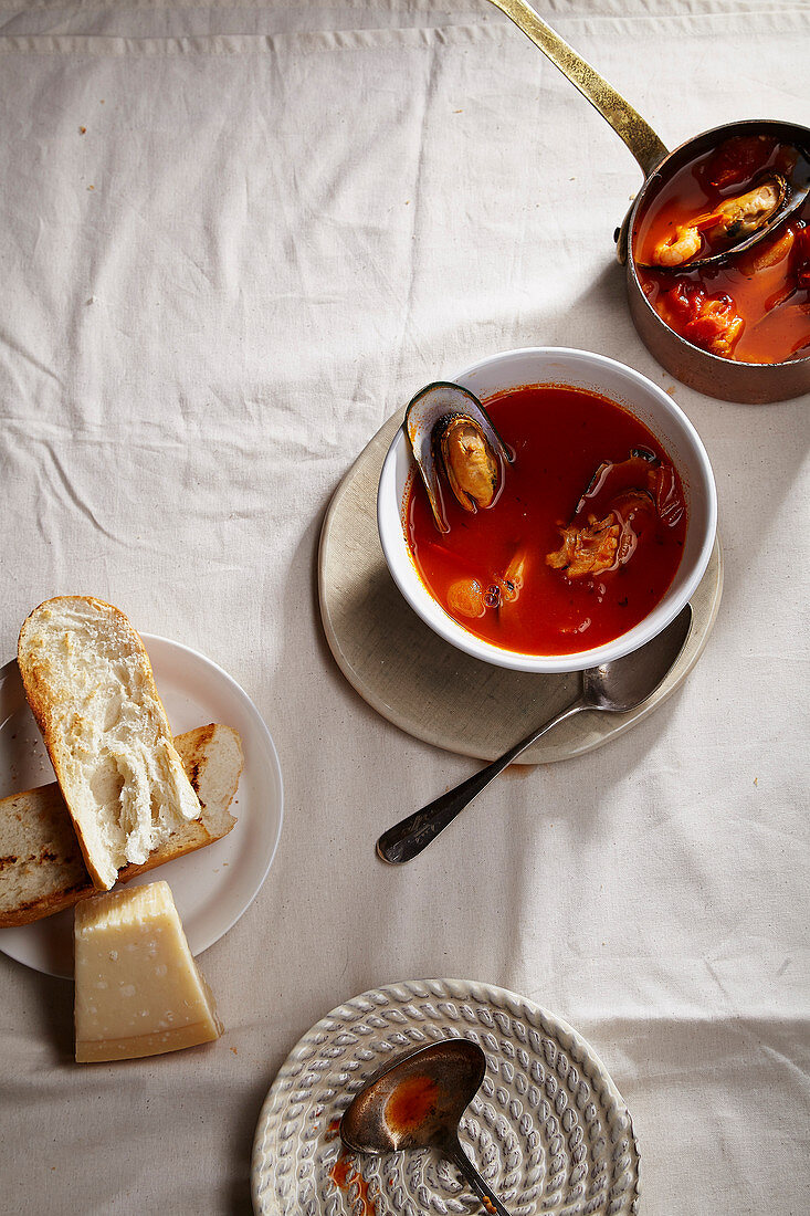 Bouillabaisse mit Muscheln, Garnelen und Tomaten (Frankreich)