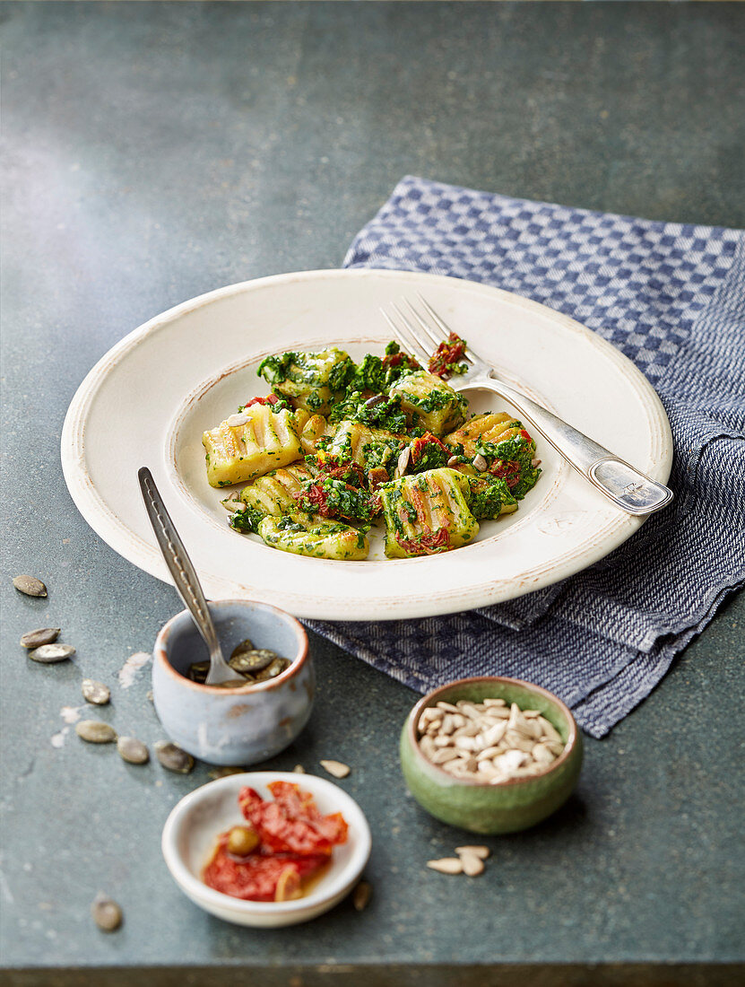 Gnocchi with spinach pesto and dried tomatoes