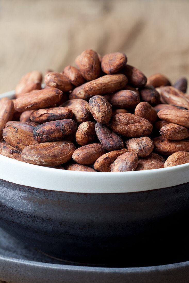 Cocoa beans in a bowl (close-up)