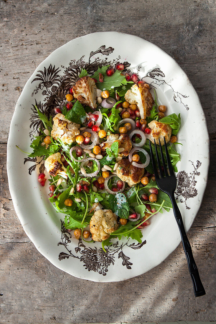 Wildkräutersalat mit gebratenem Blumenkohl und Kichererbsen