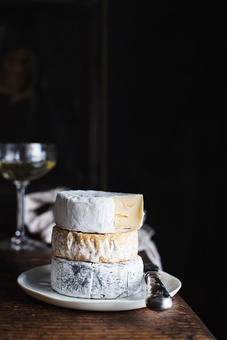 Stillleben mit Weichkäse und Wein