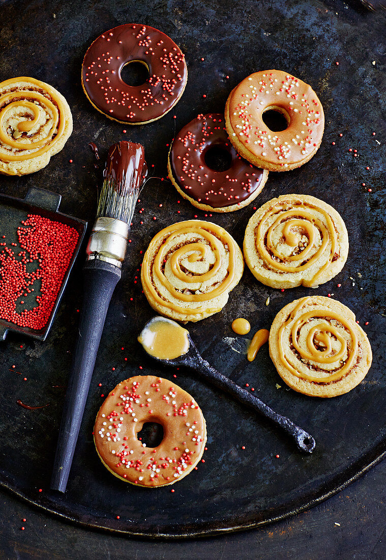 Doughnut-Kringel und Cinamon-Roll-Swirls