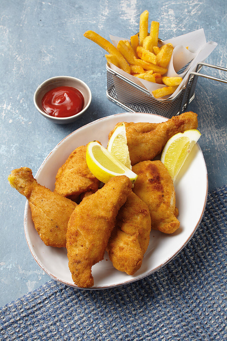 Backhendl mit Pommes