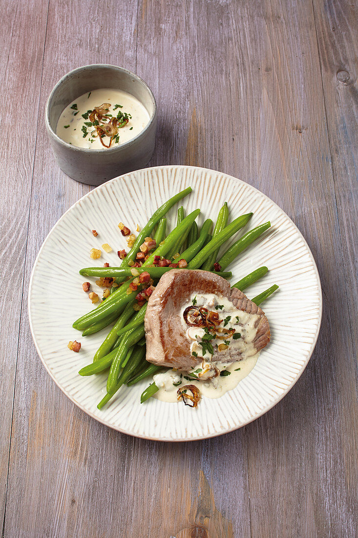 Gebratene Thunfischsteaks in Schalottensauce mit grünen Bohnen