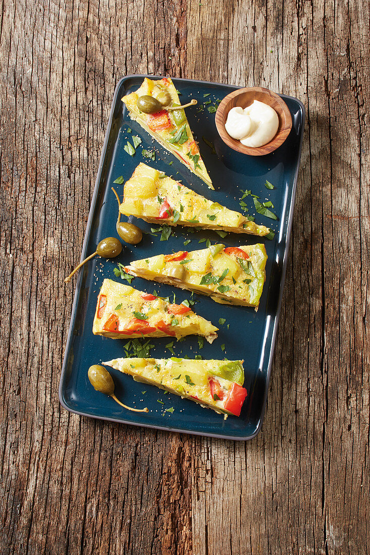 Tortilla mit Paprika, Manchego und grünen Oliven