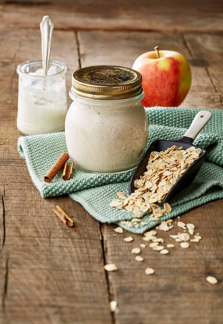 Overnight oats with cinnamon and apple