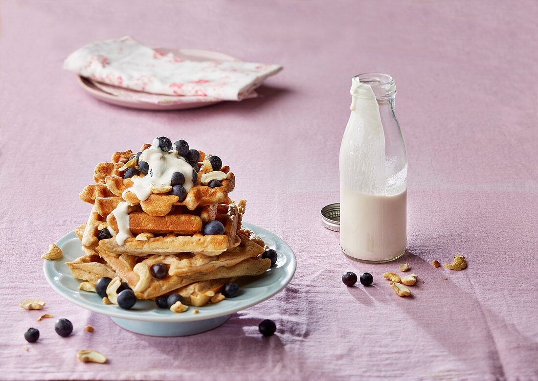 Dinkel-Cashew-Waffeln mit Heidelbeeren