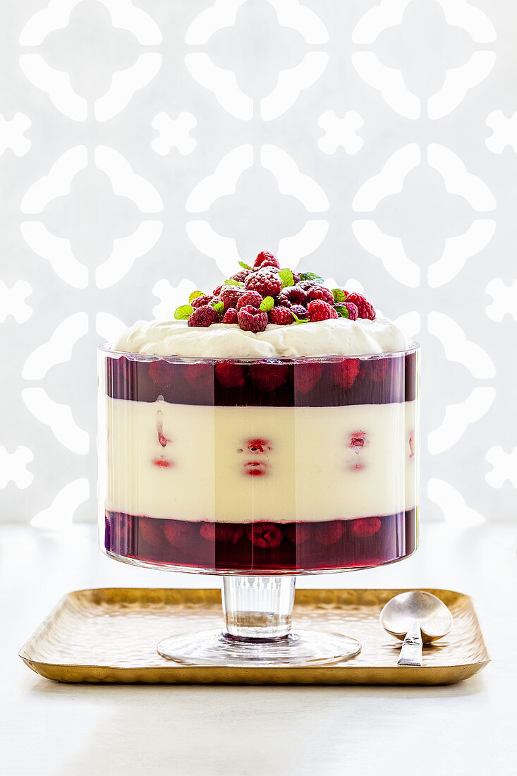 Trifle mit Himbeeren und weisser Schokolade