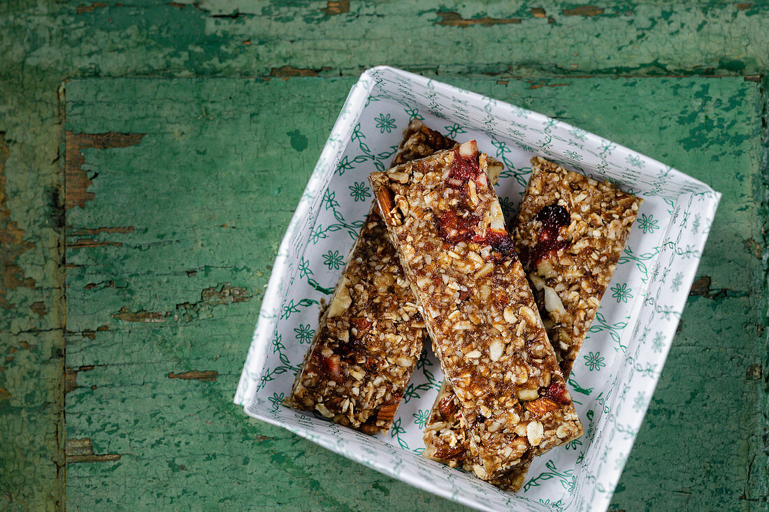 Low-carb muesli and nut bars