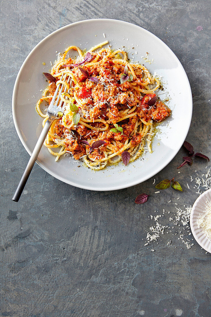 Blitz-Bolognese aus Hackbraten und Linsen auf Spaghetti