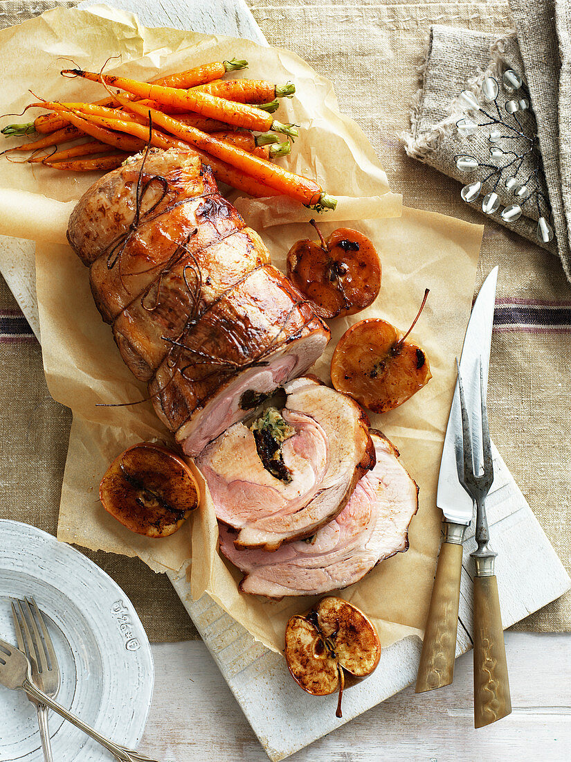 Schweinerollbraten mit Trockenpflaumen-Orangen-Füllung, Baslamicomöhren und Äpfeln zu Weihnachten