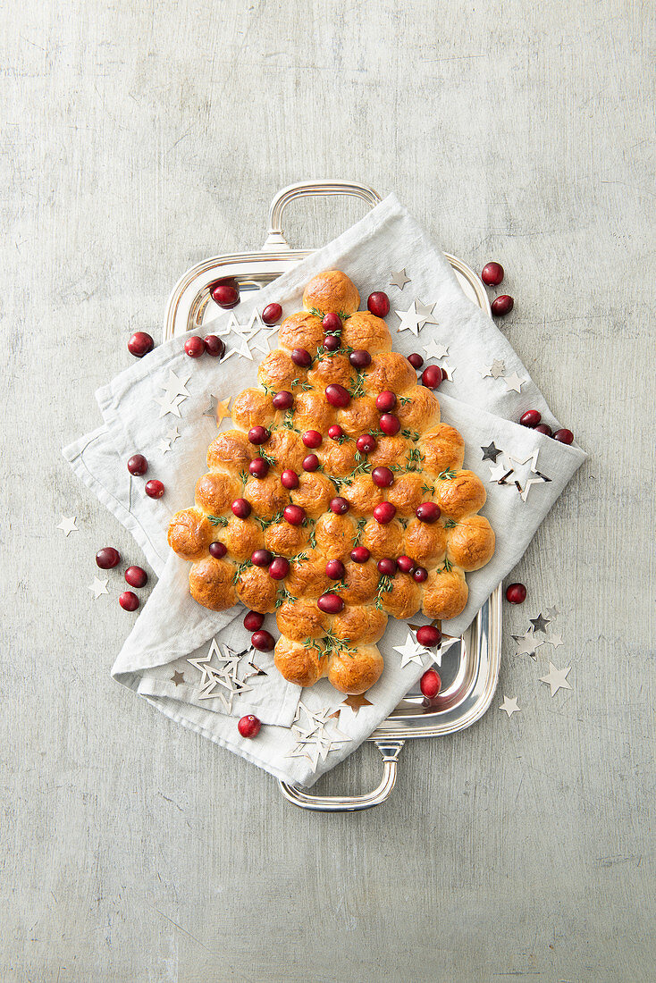 Süsses Weihnachtsbäumchen mit Cranberries und Thymian