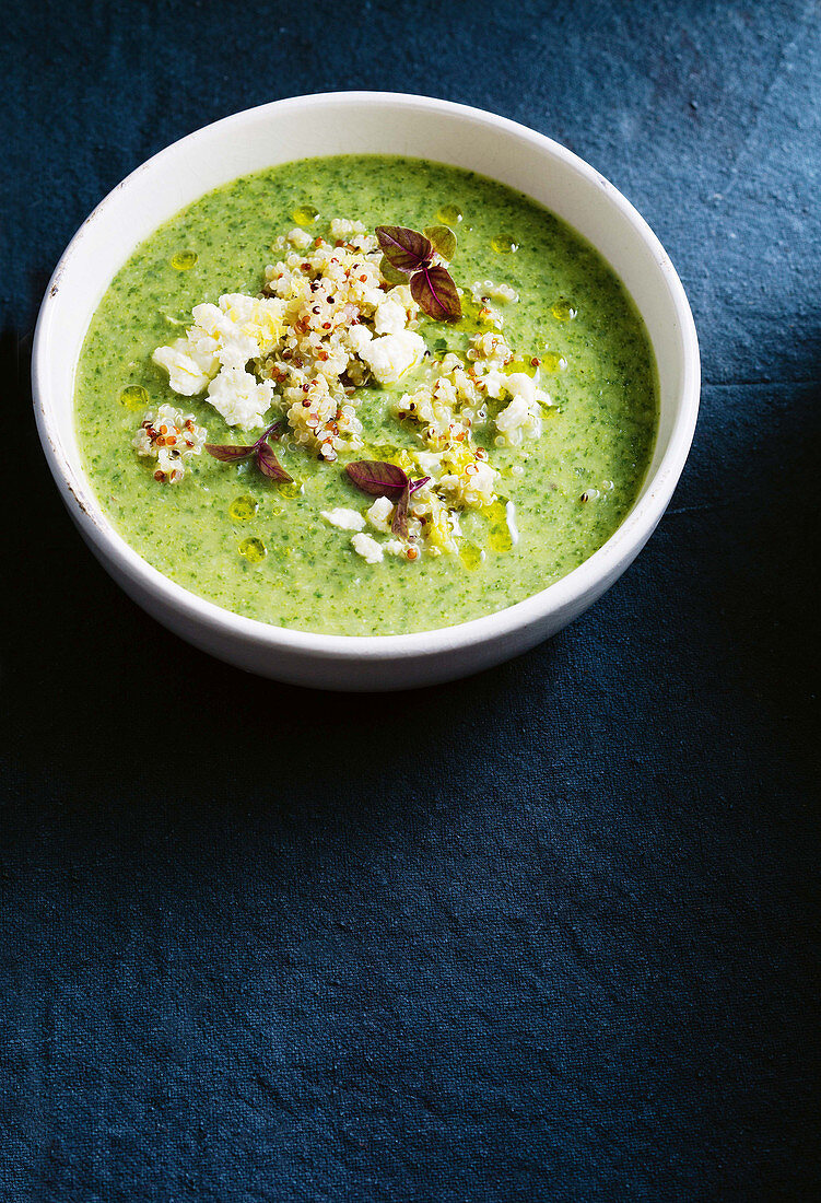 Brokkoli-Zitronen-Suppe mit Quinoa und Fetakäse