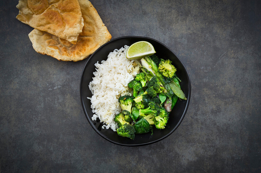 Grünes Thaicurry mit Brokkoli, Pak Choi, Zuckererbsen, Babyspinat, Limette und Reis