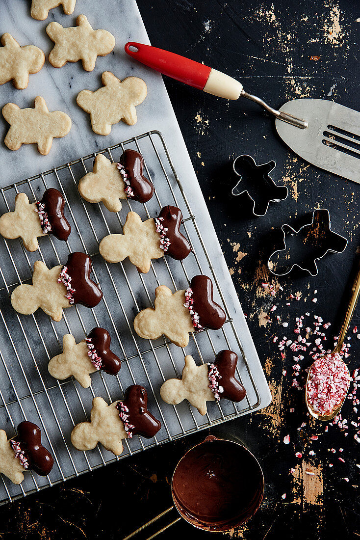 Weihnachtliche Schneemannplätzchen auf Abkühlgitter