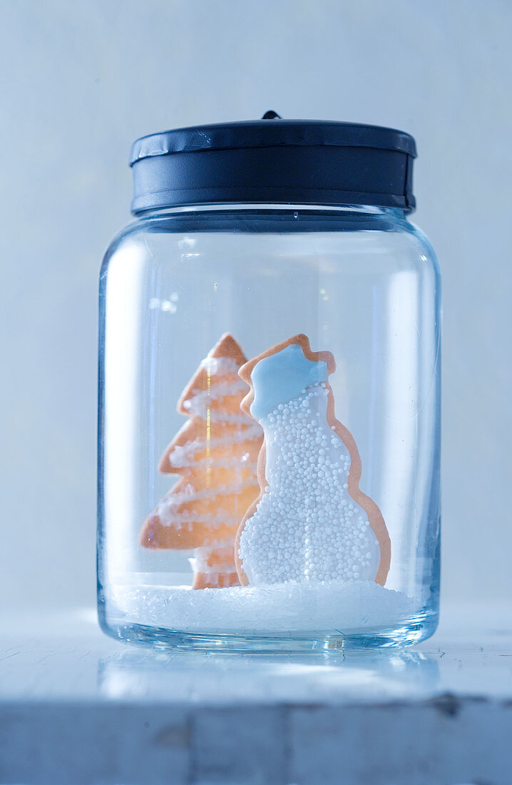 Tannenbaum- und Schneemannplätzchen in Glasdose