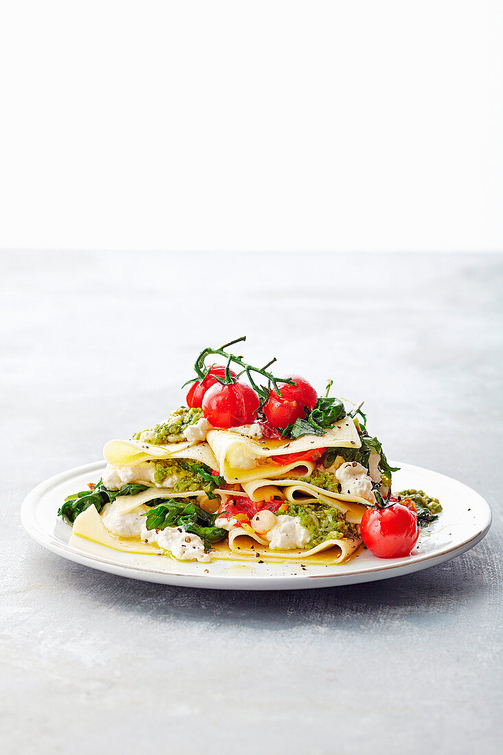 'Freestyle'-Lasagne mit Ricotta, Pesto und Tomaten