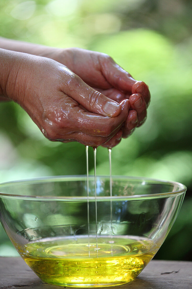 A nourishing oil bath for the hands