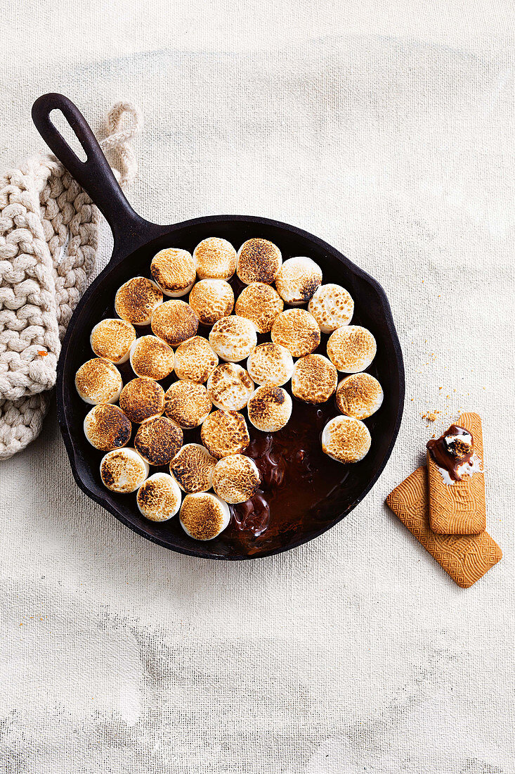 S'mores-Dip: Geröstete Marshmallows und Schokolade in der Pfanne serviert mit Keksen