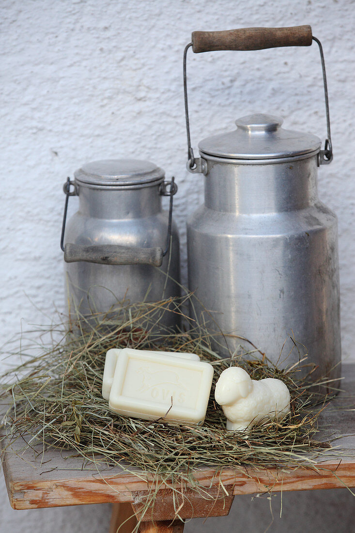 Milchkannen und verschiedene Seifen mit Schafmilch