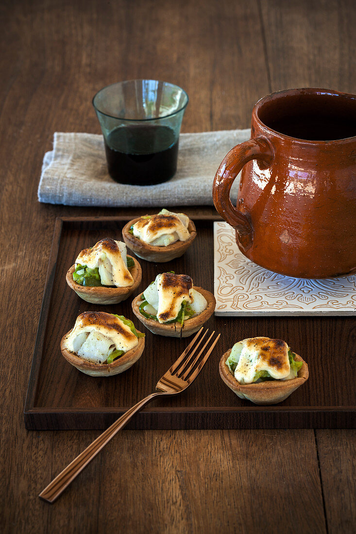 Tarteletts mit Kabeljau, grünem Paprika und Aioli (Spanien)