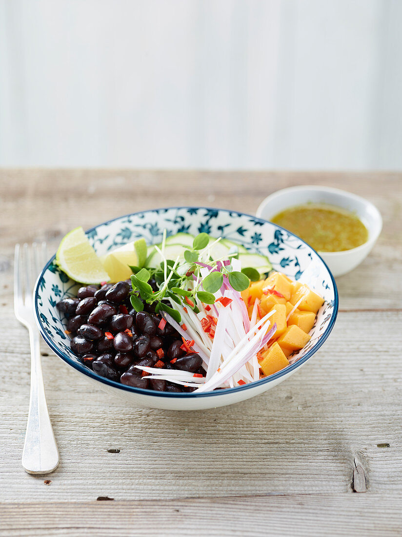 Salat mit schwarzen Bohnen, Gemüse und Mango
