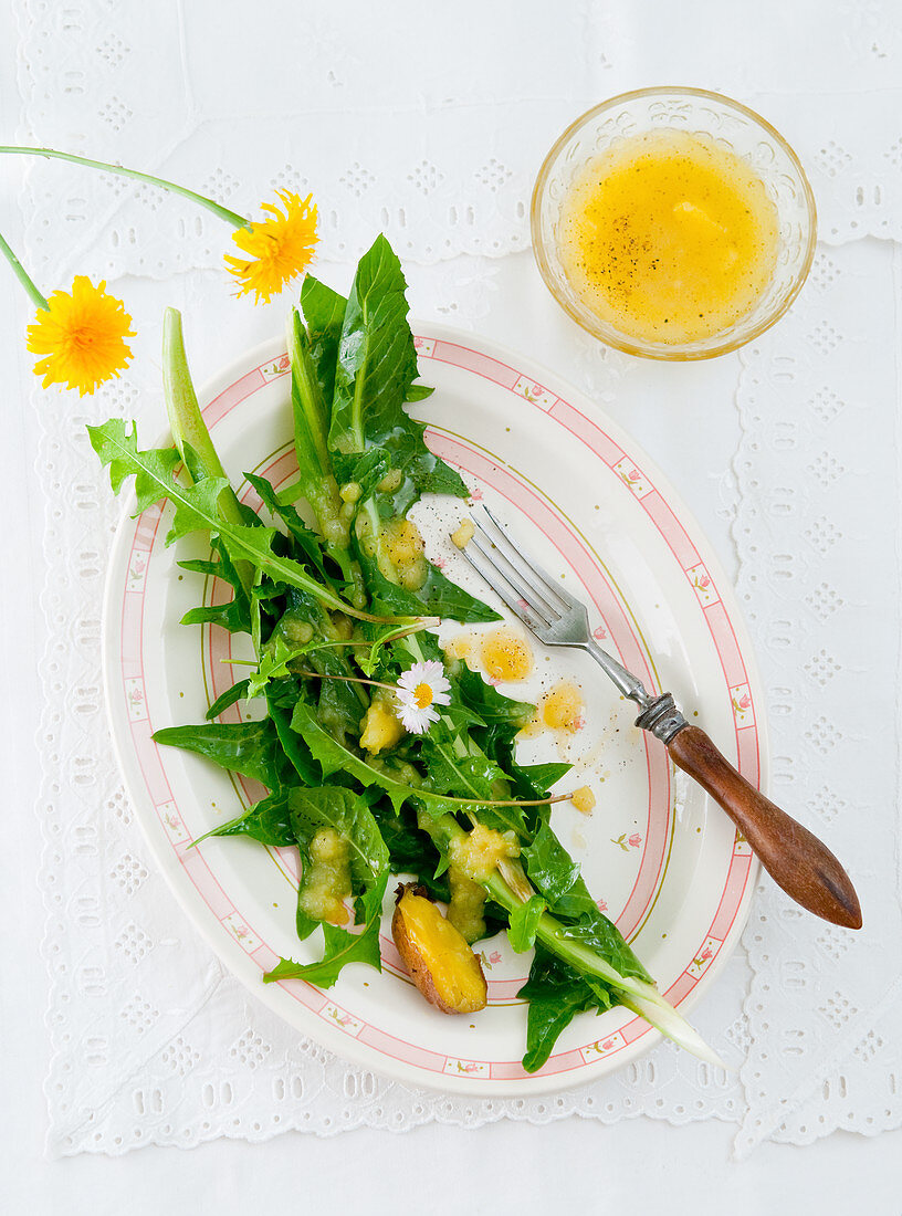 Löwenzahnsalat mit Kartoffelvinaigrette