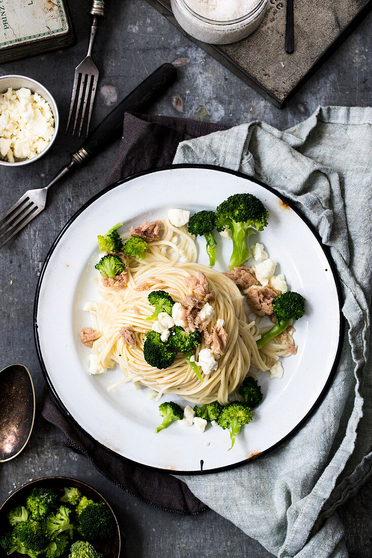 Spaghetti mit Thunfisch, Feta und Brokkoli