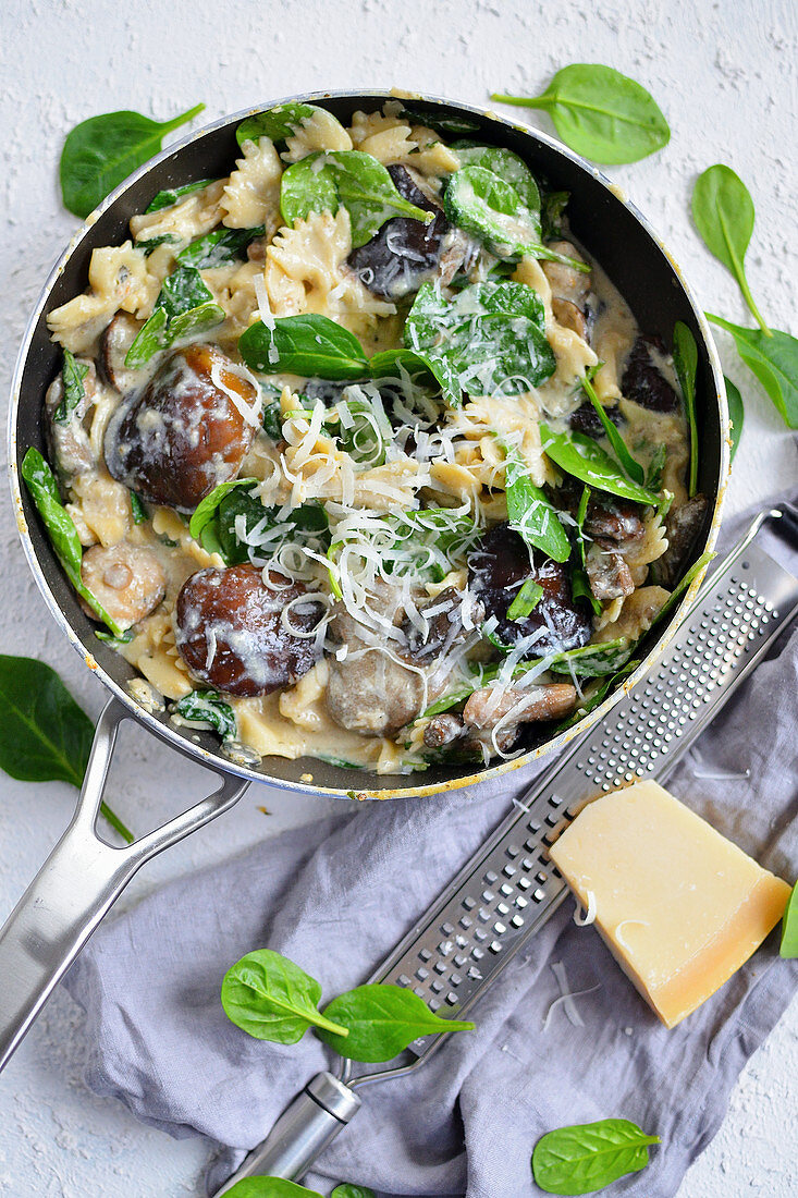 Pasta mit Parmesan, Pilzen und Spinat