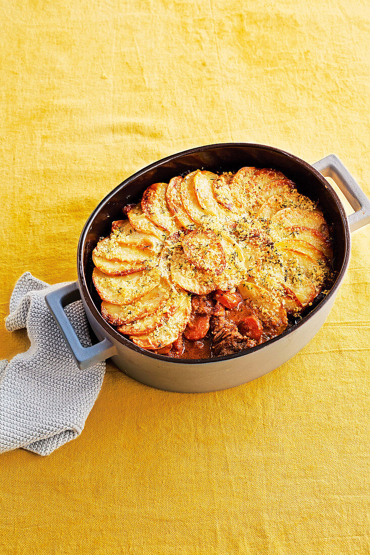 Rindfleischeintopf mit Bier und knuspriger Kartoffelkruste (Frankreich)